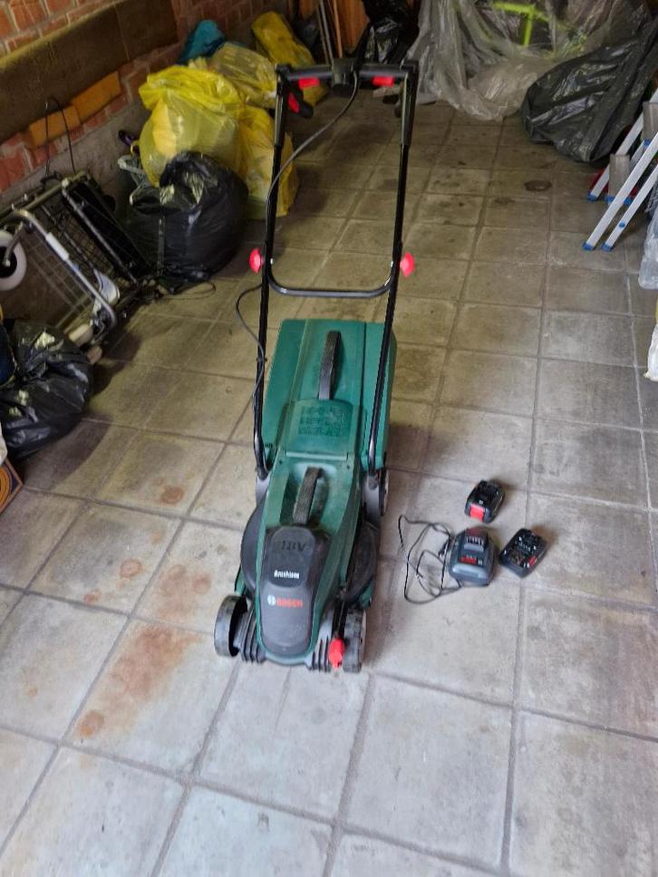 Lot jardinage : tondeuse sans fil BOSCH + râteau, sécateur.., Tuin en Terras, Grasmaaiers, Gebruikt, Accu-grasmaaier, 30 t/m 39 cm