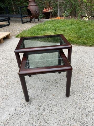 Vintage bijzettafels beschikbaar voor biedingen