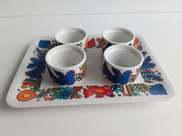 Set van 4 eierdopjes + 1 rechthoekig bord ACAPULCO  beschikbaar voor biedingen
