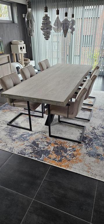 Vergrijsde eiken eettafel met stoelen beschikbaar voor biedingen