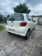 Toyota yaris 1.3 essence, Auto's, Toyota, Voorwielaandrijving, Stof, Zwart, Wit
