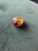 Zware, vergulde ring met rode steen - gestempeld, Handtassen en Accessoires, Ophalen of Verzenden, Zo goed als nieuw