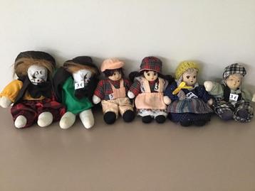 diverse kleine poppetjes en figuren beschikbaar voor biedingen