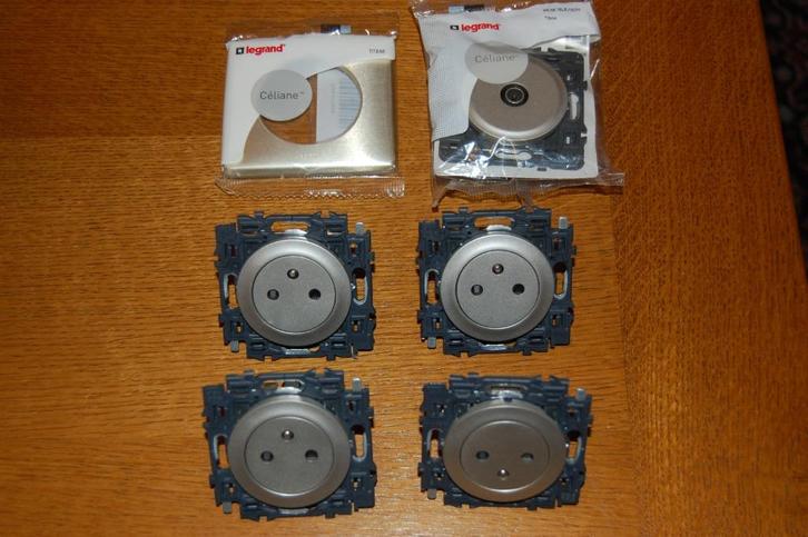 LEGRAND Socketuitrusting - Céliane titanium plaat – Nieuw., Doe-het-zelf en Bouw, Elektriciteit en Kabels, Nieuw, Stekker, Ophalen of Verzenden