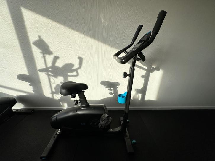 Vélo d’appartement connecté et auto alimenté DOMYOS EB900, Sports & Fitness, Appareils de fitness, Utilisé, Vélo d'appartement