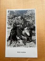 Fotokaart filmster Rock Hudson met hond-Jaren 60, Verzamelen, Verzenden, Zo goed als nieuw, Film, Foto of Kaart