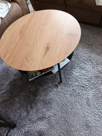 salontafel met kranten opberg voorziening beschikbaar voor biedingen