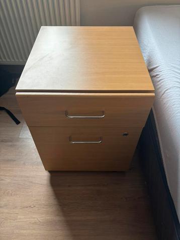 Nieuw nachtkastje beschikbaar voor biedingen