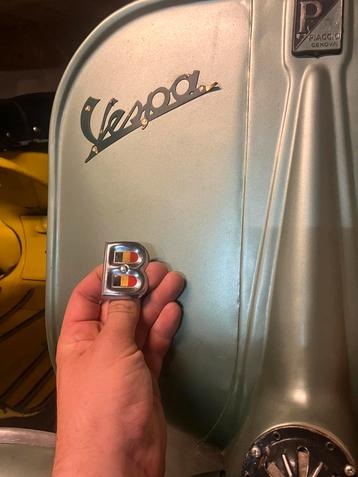 Embleem ‘B’ metaal MISA Vespa beschikbaar voor biedingen