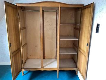 Meubilair slaapkamer, bed, kleerkast, kastjes, spiegel, lamp beschikbaar voor biedingen