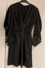 Zwarte satijnen jurk met strassknoop, Nieuw, Rinascimento, Maat 38/40 (M), Zwart