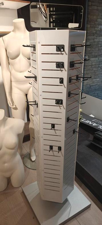 Winkel carousel display beschikbaar voor biedingen