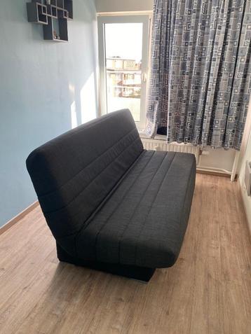 Canapé-lit gris 140cmx200cm avec espace de rangement.