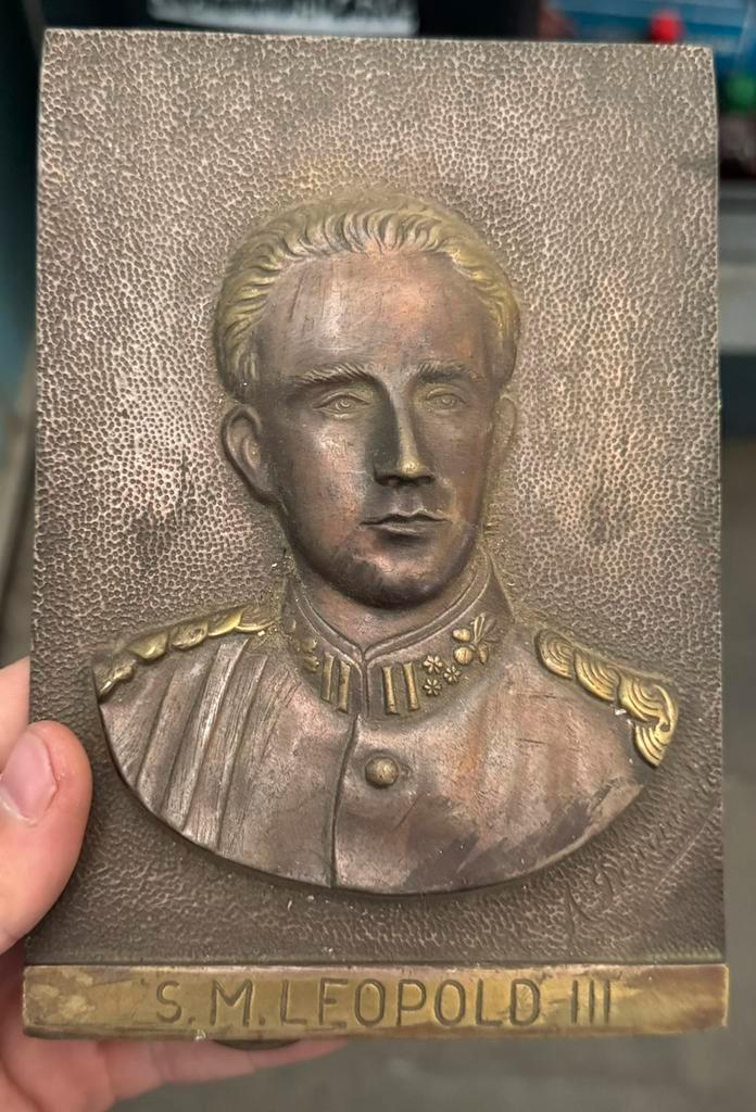 Antieke metalen plaat S.M. Leopold III bronzen reliëf, Huis en Inrichting, Woonaccessoires | Boeddhabeelden, Zo goed als nieuw
