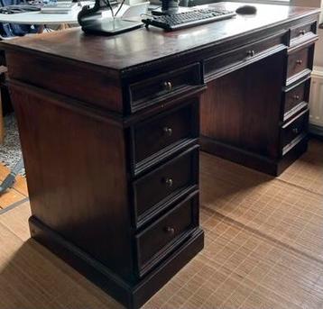 Klassiek massief houten bureau beschikbaar voor biedingen