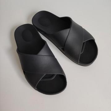 Gegoten zwarte slippers 