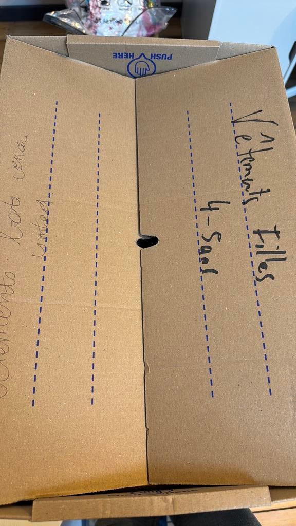 Lots vetements filles 4-5 ans, Doe-het-zelf en Bouw, Kratten en Dozen, Ophalen of Verzenden, Zo goed als nieuw