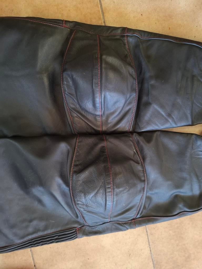 Lederen motobroek, Ophalen