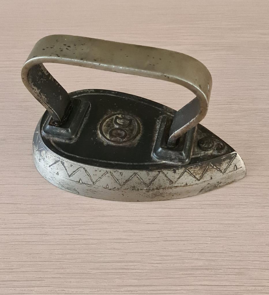 Antiek: art-deco gietijzeren strijkijzer 6 DC, Antiek en Kunst, Antiek | Gereedschap en Instrumenten, Ophalen of Verzenden