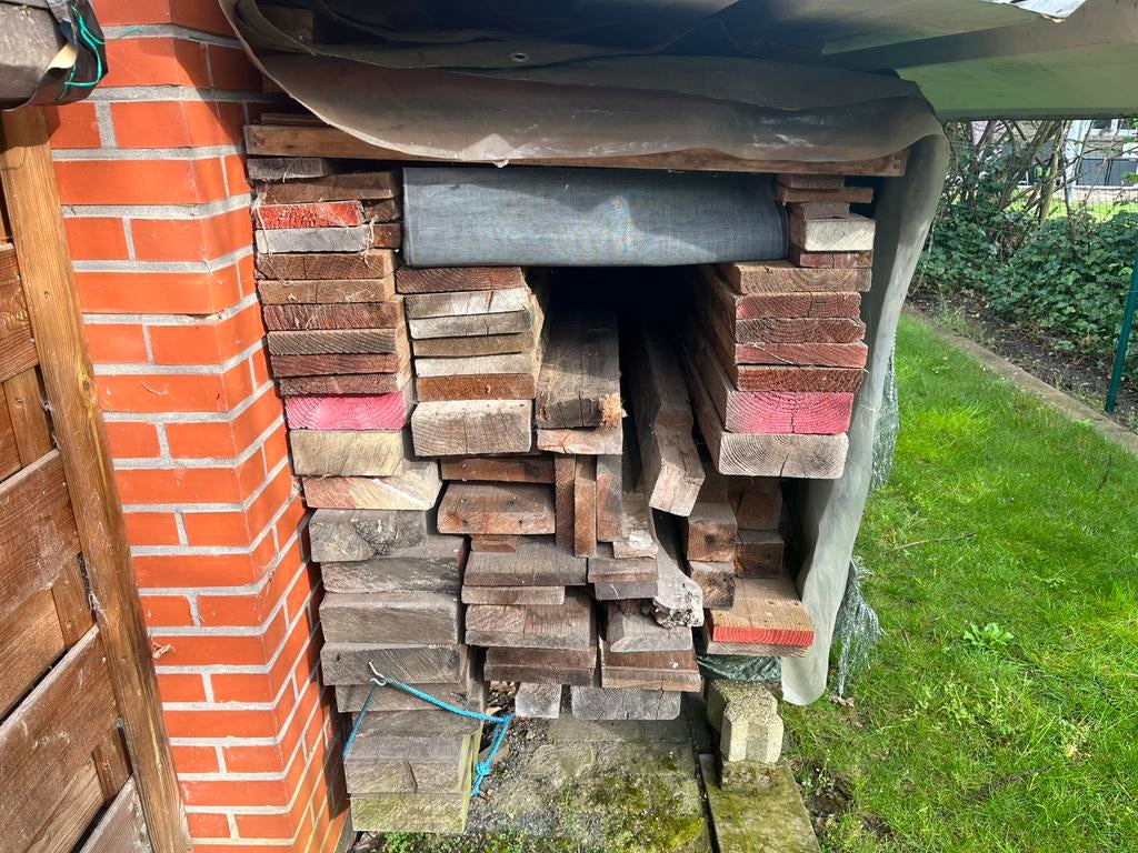 Bois de merbeau/bois de pin pour teinter les toits, Bricolage & Construction, Bois & Planches, Comme neuf, Poutre, Autres essences de bois