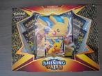Pokémon Shining Fates : Pickachu V collectionbox, Hobby en Vrije tijd, Ophalen of Verzenden, Nieuw, Meerdere kaarten, Foil