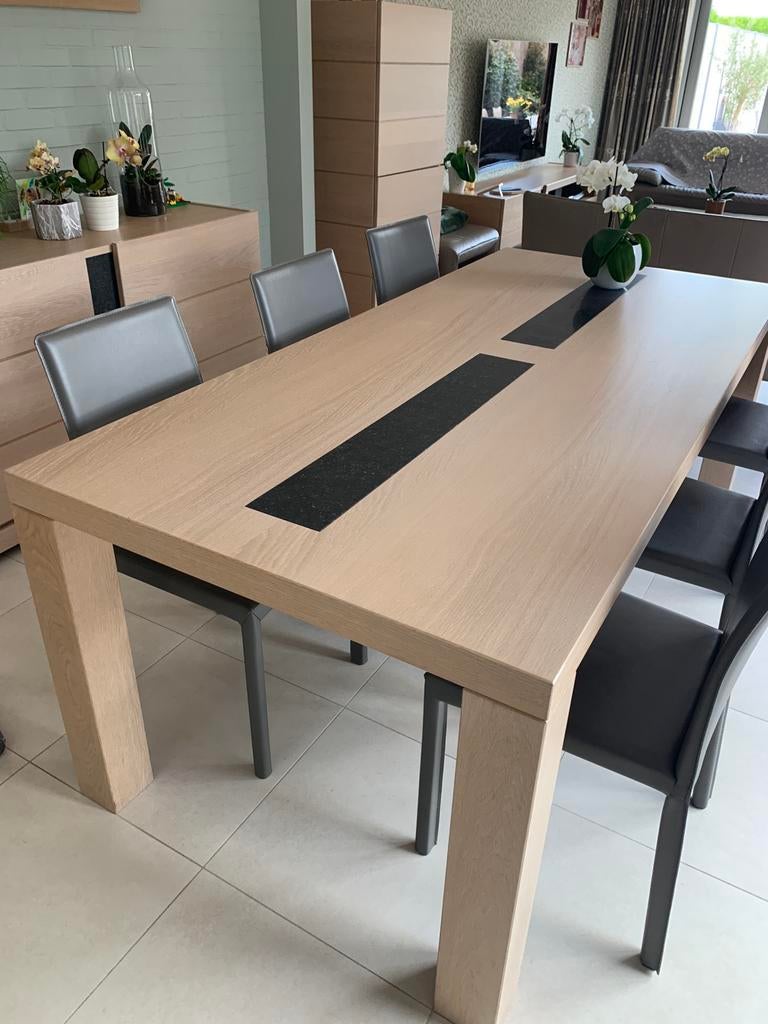 Massief licht-eiken eettafel met zwart marmeren inzetstukken, Huis en Inrichting, Tafels | Eettafels, Ophalen, Gebruikt, Eikenhout