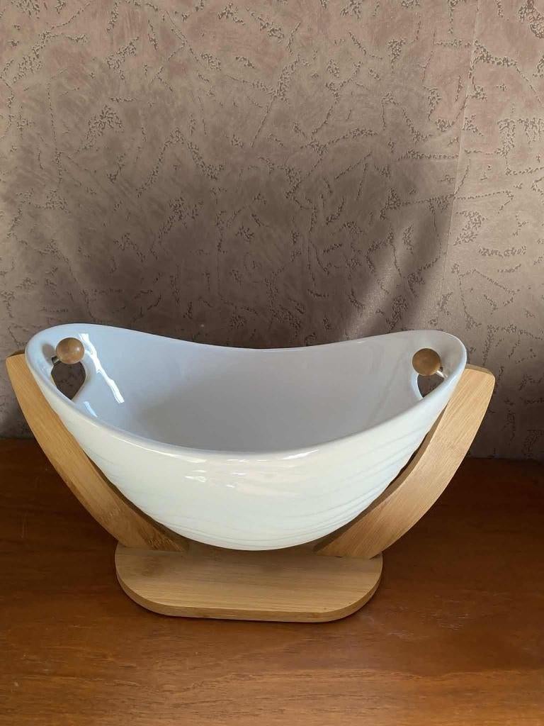 Prachtige witte porseleinen schaal in houten standaard, Huis en Inrichting, Woonaccessoires | Schalen en Manden, Nieuw, Schaal