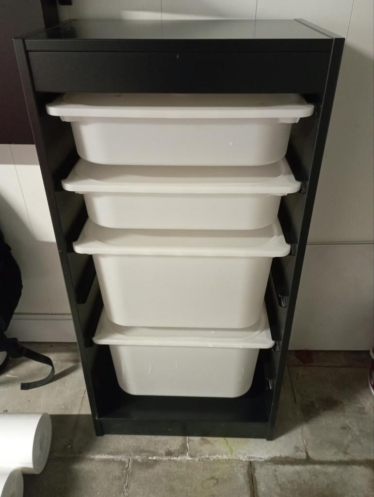 Zwarte trofast kast, Ophalen