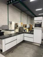 Cuisine d'angle moderne soignée + granit + démontée