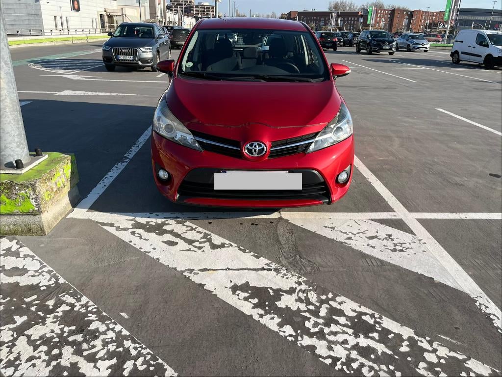 Toyota Verso 1.6d 82kw 5pl 197000km__Nouvelle Chaîne__!! !, Autos, Toyota, Rouge, Euro 5, Achat, 82 kW