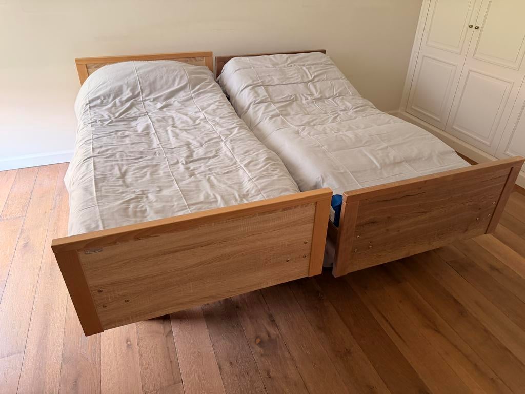 2 lits médicaux, 90 cm, Comme neuf, Enlèvement, Bois