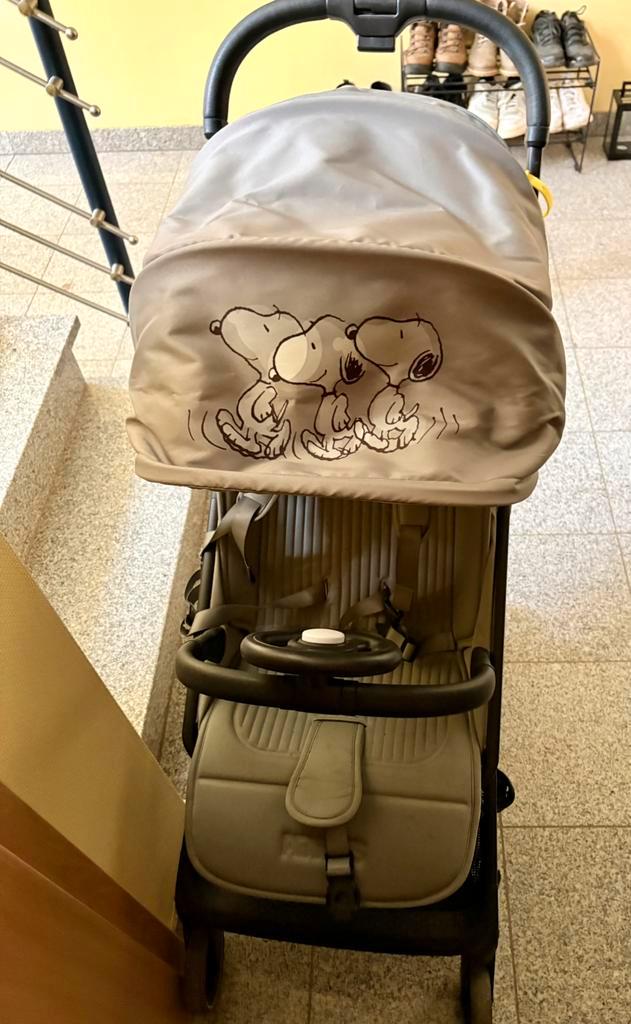 Easywalker buggy Peanuts Snoopy editie – compact voor reizen, Enfants & Bébés, Buggys, Comme neuf, Protection de pluie, Enlèvement ou Envoi