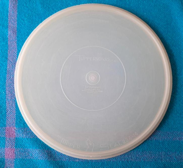 Te koop: Handige taartendoos van "Tupperware", Maison & Meubles, Cuisine| Tupperware, Utilisé, Autres types, Blanc, Enlèvement