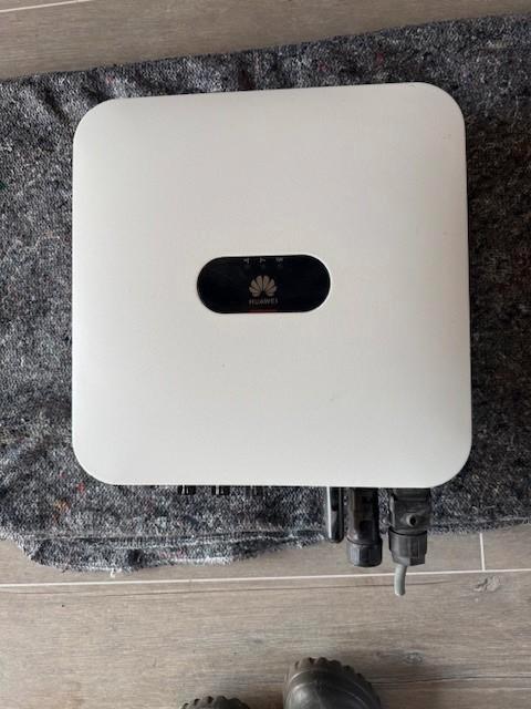 2 onduleurs Huawei Sun2000L1 (3358W et 2234W), Bricolage & Construction, Panneaux solaires & Accessoires, Comme neuf, Système complet