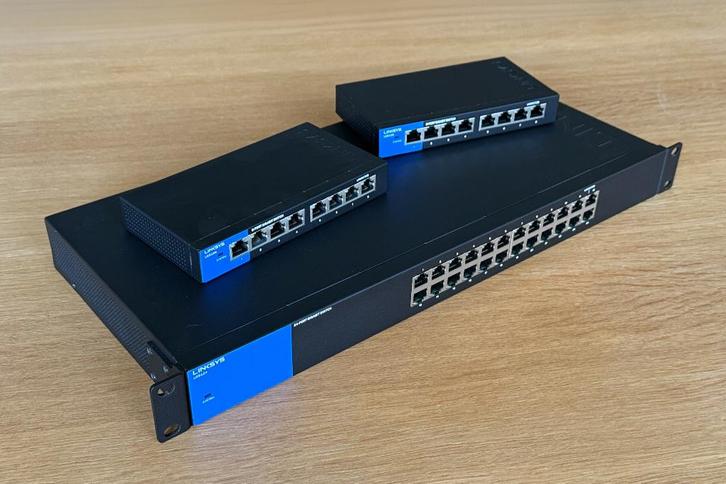 Linksys LGS124 et LGS108 (2x), Informatique & Logiciels, Routeurs & Modems, Comme neuf, Enlèvement ou Envoi