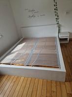 Lit Malm Ikea avec table de chevet gratuite, Maison & Meubles, Enlèvement