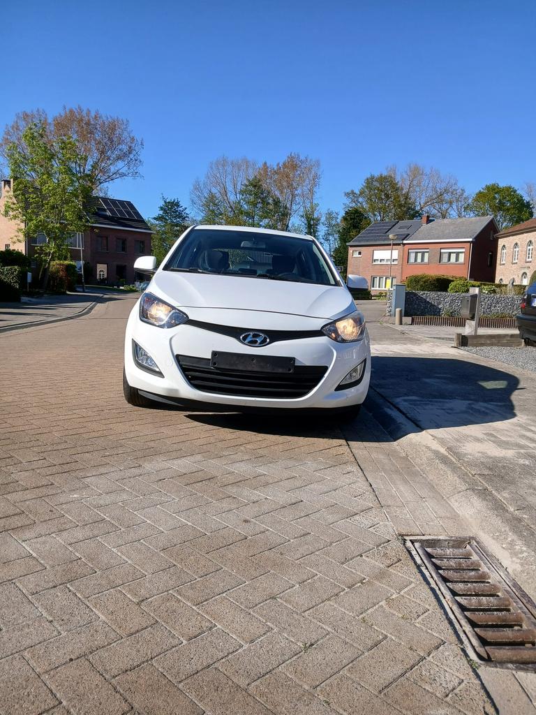Hyundai i20 1.3 Essence, Autos, Hyundai, Entreprise, i20, Essence, Euro 5, 5 portes, Blanc, Noir, Entretenue par le concessionnaire