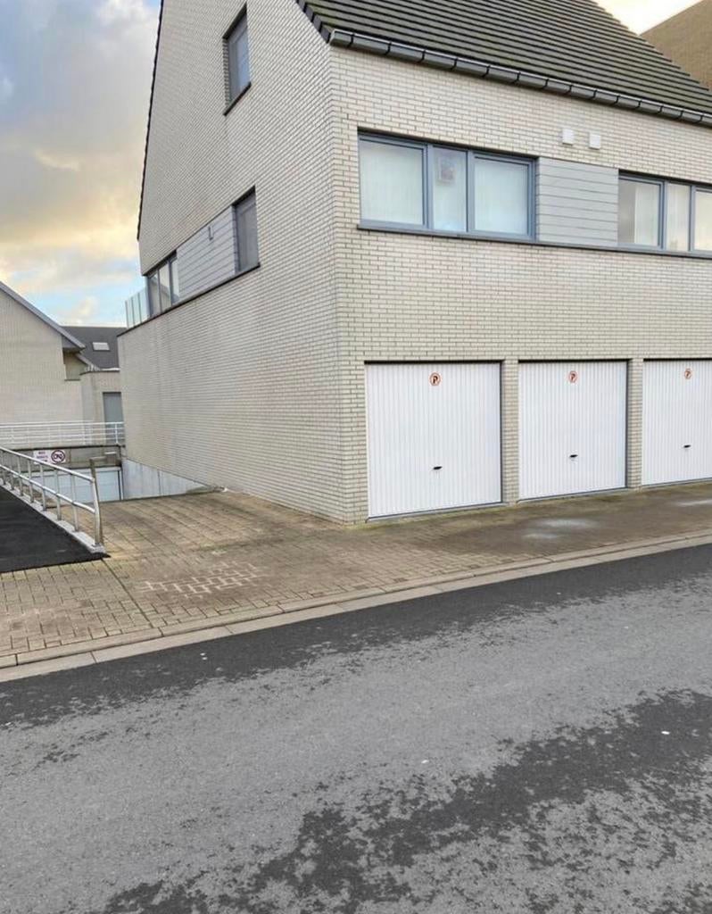 Afgesloten ruime parkeerplaats per dag te huur, Province de Flandre-Occidentale