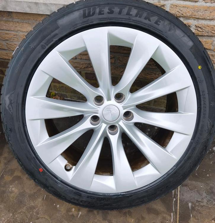 Tesla Model X winterset 255/45/20 - nieuwe winterbanden, Auto-onderdelen, Banden en Velgen, Banden en Velgen, Winterbanden, 20 inch