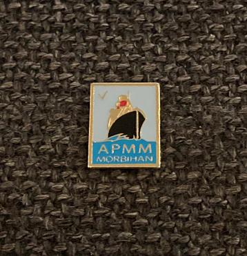 PIN - APMM - MORBIHAN - MARINE - PECHE - BATEAU - BOOT, Envoi, Utilisé, Autres sujets/thèmes, Insigne ou Pin's