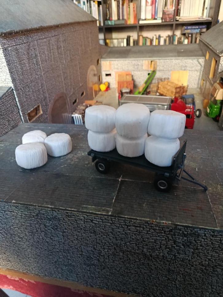 Siku dienblad + 9 verpakte balen, Hobby en Vrije tijd, Modelauto's | 1:32, Zo goed als nieuw, Tractor of Landbouw, SIKU, Ophalen of Verzenden