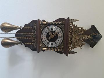 Oude wandklok met slinger beschikbaar voor biedingen