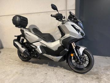 Honda ADV350 met topcase (bj 2022) beschikbaar voor biedingen