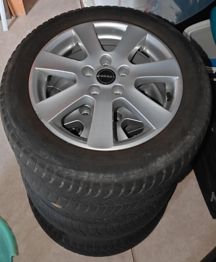 Skoda superb winterbanden op velgen, Auto-onderdelen, Banden en Velgen, Velg(en), Winterbanden, 16 inch, 205 mm, Personenwagen