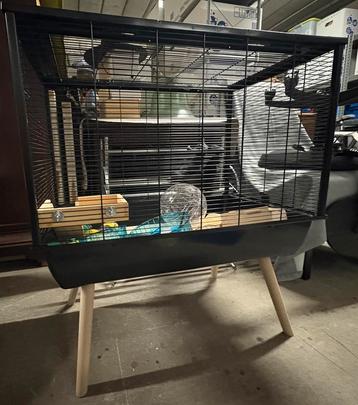 Grote hamsterkooi op poten met toebehoren, Dieren en Toebehoren, Ophalen, Zo goed als nieuw