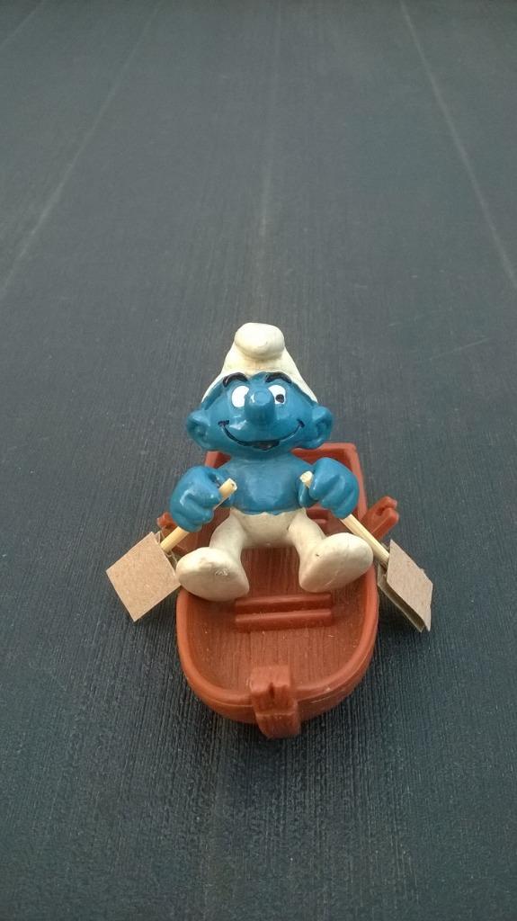 Supersmurf met roeiboot 4.0219, Verzamelen, Smurfen, Gebruikt, Poppetje, Figuurtje of Knuffel, Overige Smurfen, Ophalen of Verzenden