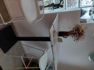 Bartafel met marmeren blad en 2 barstoelen beschikbaar voor biedingen