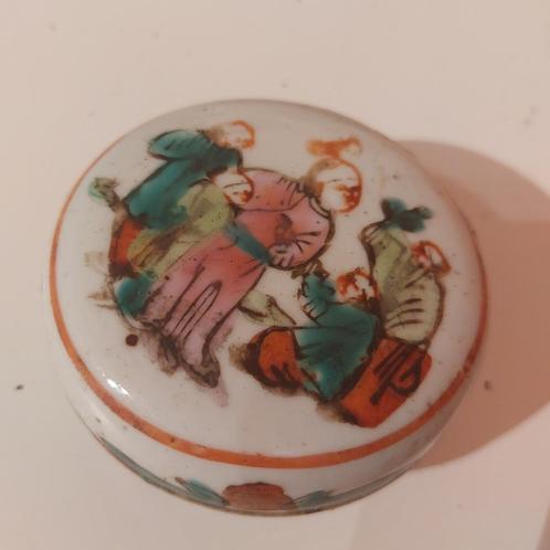 19e eeuws Chinese porseleinen snuisterij doosje famille rose, Antiquités & Art, Antiquités | Porcelaine, Enlèvement
