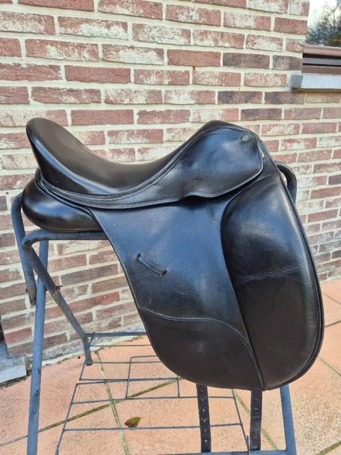 selle dressage Bates isabell 17, Animaux & Accessoires, Chevaux & Poneys | Brides & Harnachement, Utilisé, Dressage, Enlèvement ou Envoi