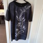 ANA SOUSA Zwarte recht jurk met print Maat: 42? Prijs: € 5, Ana sousa, Zwart, Maat 42/44 (L), Ophalen of Verzenden